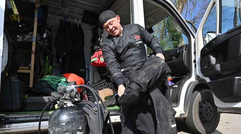 January 22, 2022 Atlanta - Jeremy Sides prepares to dive in the Chattahoochee River for his YouTube channel "Exploring with Nug" on Saturday, January 22, 2022. Jeremy Sides hosts the YouTube channel "Exploring with Nug." He's a scuba diver who aides in the recovery of lost or stolen property. (Hyosub Shin / Hyosub.Shin@ajc.com)