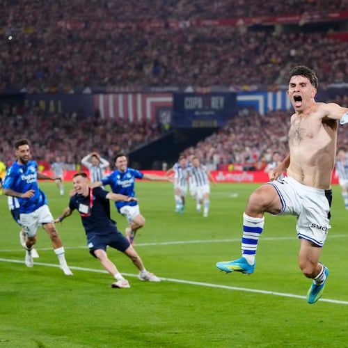 Real Sociedad's Pablo Marin, right, celebrates with teammates as they won the Copa del Rey final soccer match between Atletico Madrid and Real Sociedad in Seville, Spain, Saturday, April. 18, 2026. (AP Photo/Jose Breton)