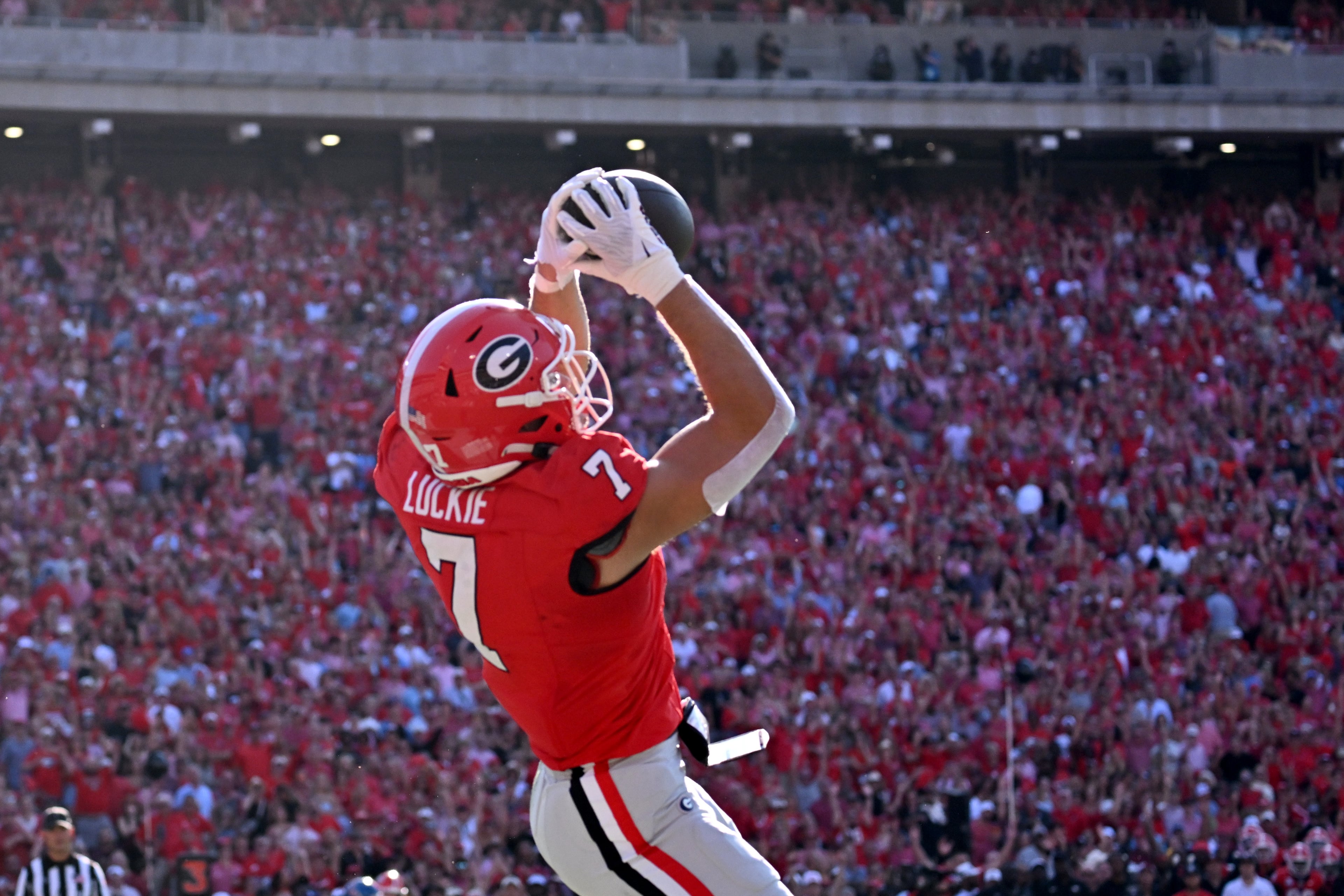 Georgia tight end Lawson Luckie (7) makes a touchdown catch during the first half in an NCAA football game at Sanford Stadium, Saturday, October 18, 2025, in Athens. (Hyosub Shin / AJC)