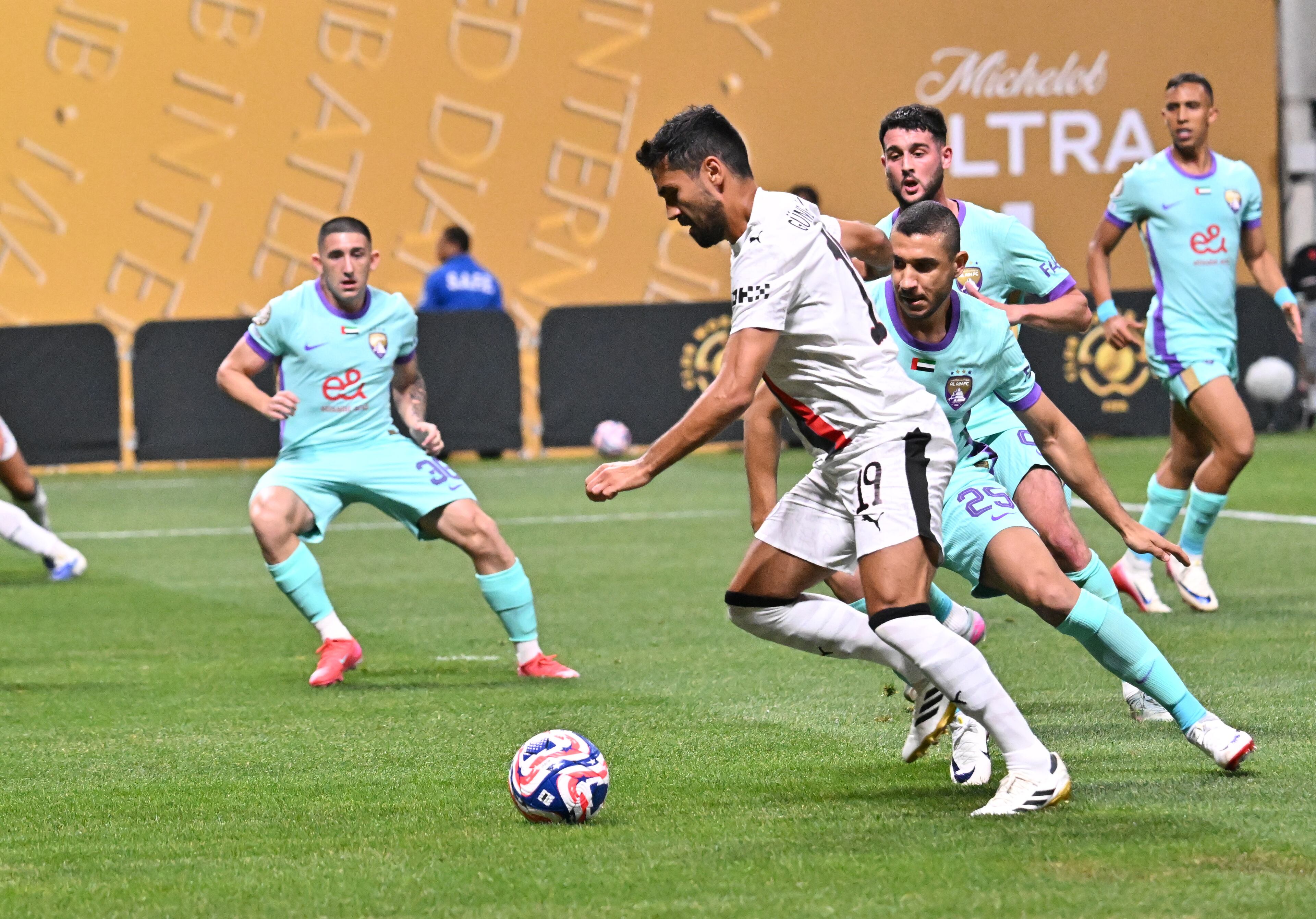 Manchester City's midfielder İlkay Gündoğan (19) makes a shot on goal during the first half in Club World Cup group G soccer match at Mercedes-Benz Stadium, Sunday, June 22, 2025, in Atlanta. (Hyosub Shin / AJC)