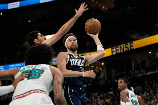 Dallas Mavericks guard Klay Thompson (31) shoots the ball past Memphis Grizzlies forward Santi Aldama, left, during the second half of an NBA play-in tournament basketball game Friday, April 18, 2025, in Memphis, Tenn. (AP Photo/George Walker IV)