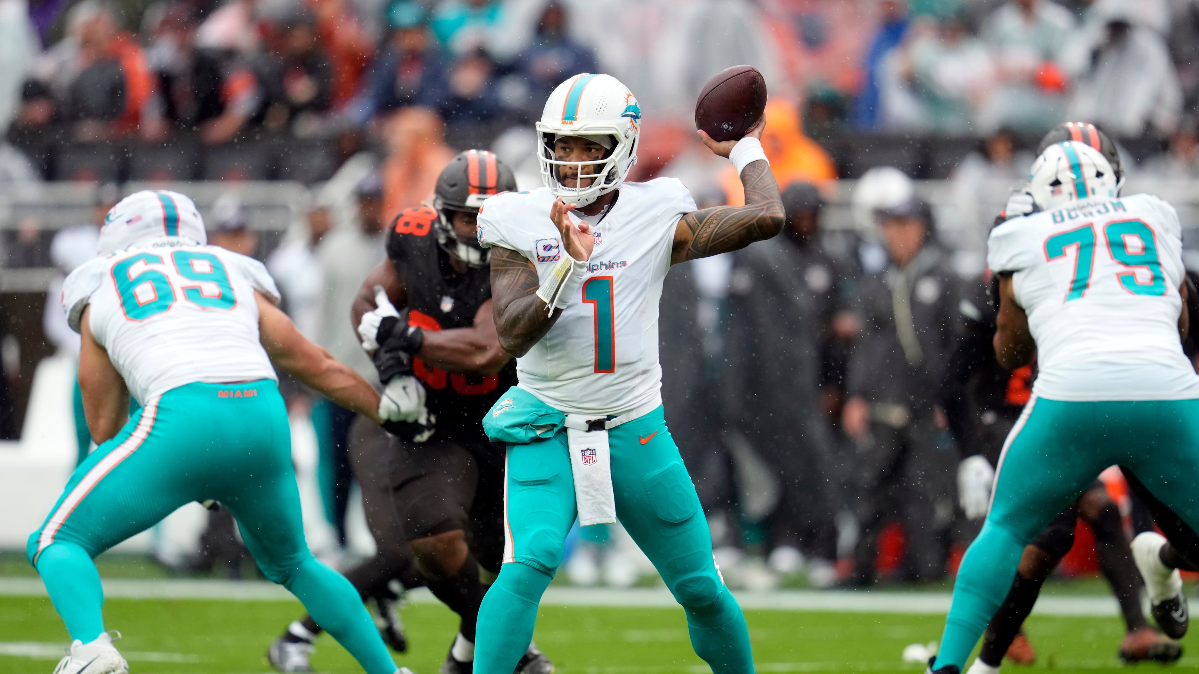 Miami Dolphins quarterback Tua Tagovailoa (center) passes against the Cleveland Browns in the first half of an NFL game in Cleveland, Sunday, Oct. 19, 2025. (Sue Ogrocki/AP)