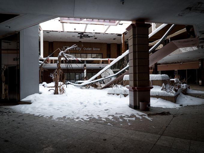 PHOTOS: Snow fills abandoned Ohio mall in eerie photos