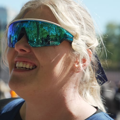 Tilly Dowler poses in front of Buckingham Palace ahead of the London Marathon 2026 in London, Thursday, April 23, 2026. (AP Photo/Mustakim Hasnath)