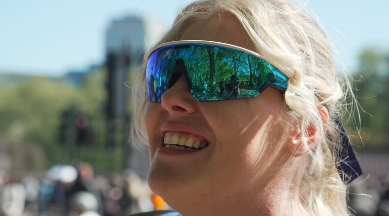 Tilly Dowler poses in front of Buckingham Palace ahead of the London Marathon 2026 in London, Thursday, April 23, 2026. (AP Photo/Mustakim Hasnath)