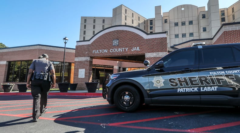 A Fulton County sheriff's deputy walks toward the entrance of the Fulton County Jail on Sept. 23, 2022. (John Spink/The Atlanta Journal-Constitution/TNS)