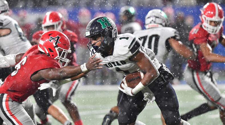 Harrison's James Ziglor III (1) runs against Allatoona outside linebacker Cameron Carty (6) in the 2019 Class 6A championship game at Georgia State Stadium. (Hyosub Shin / Hyosub.Shin@ajc.com)