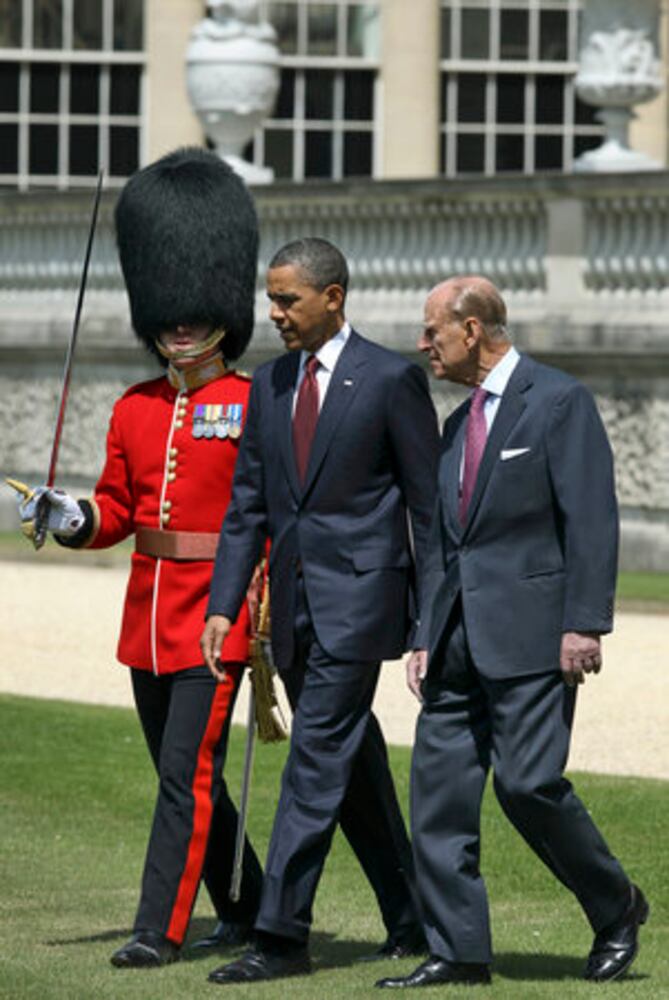 Obamas visit Buckingham Palace