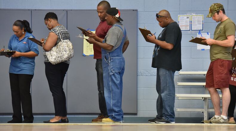 Gwinnett County residents in a long line to vote on the last day of early voting in November. Hyosub Shin,hshin@ajc.com
