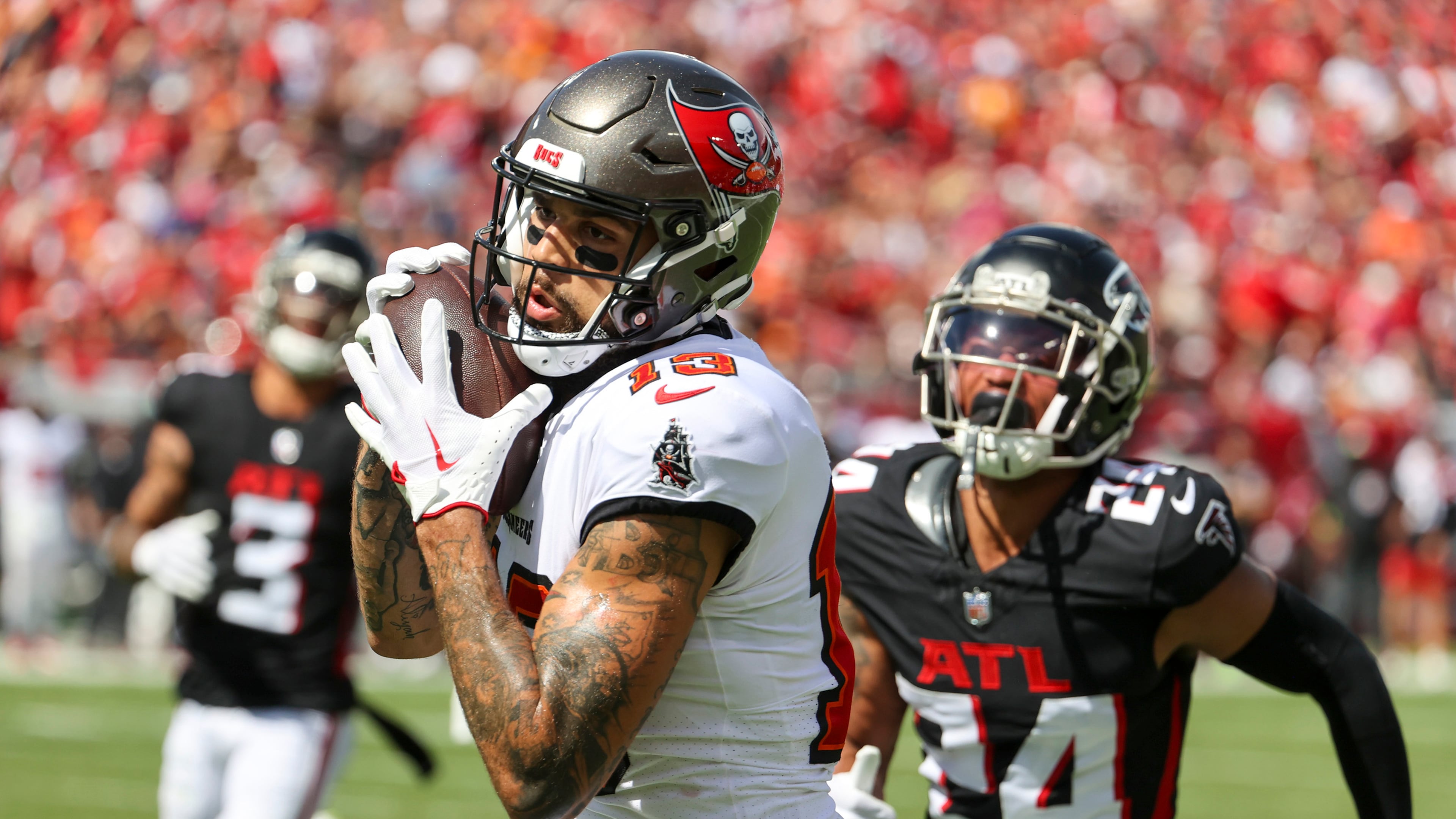 Tampa Bay Buccaneers wide receiver Mike Evans completes a catch for a touchdown during the first quarter against the Atlanta Falcons on Oct. 22, 2023. (Douglas R. Clifford/Tampa Bay Times)