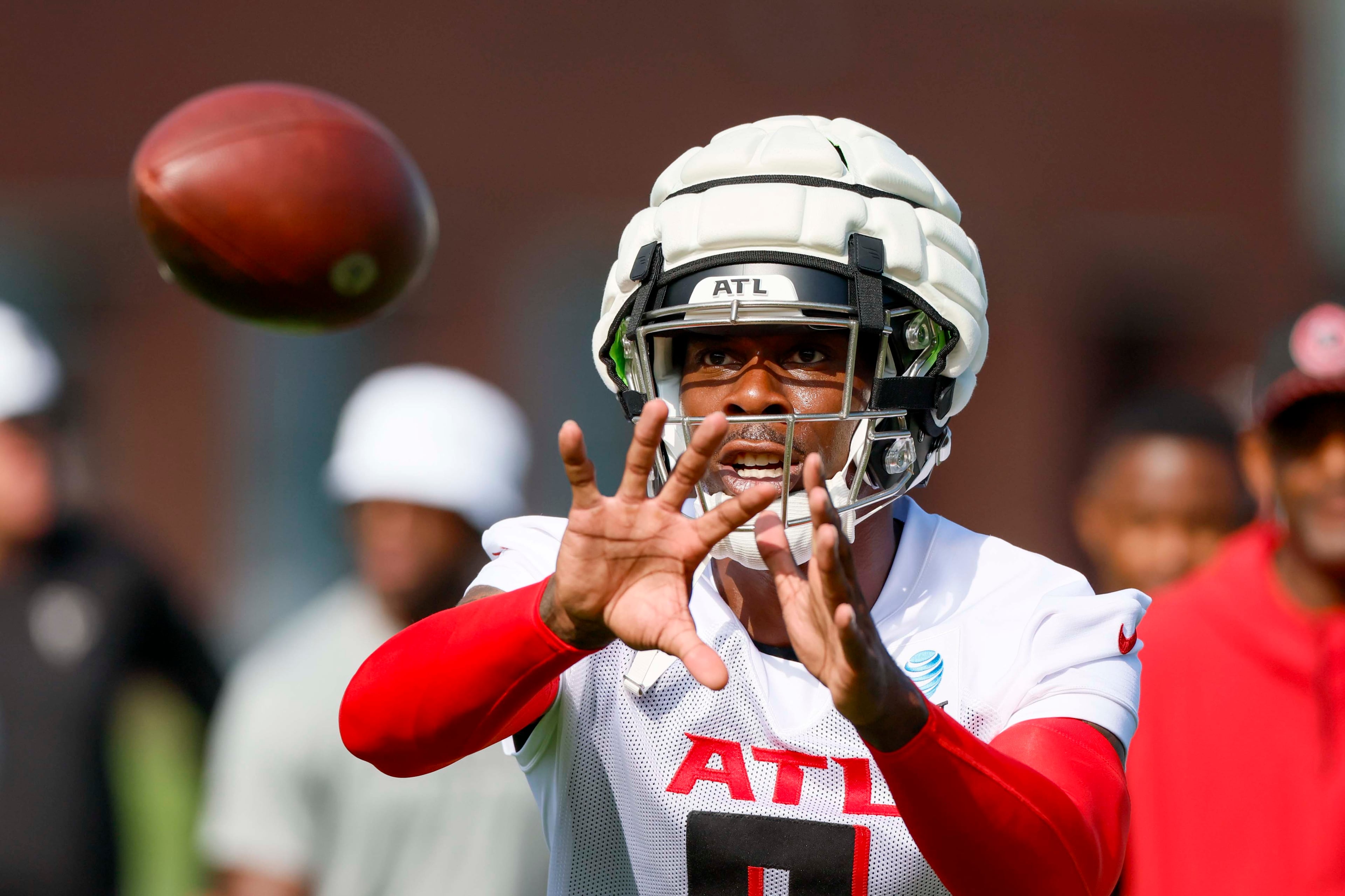 Atlanta Falcons tight end Kyle Pitts catches the ball during the first practice of training camp on Thursday, July 24, 2025, in Flowery Branch.
(Miguel Martinez/AJC)