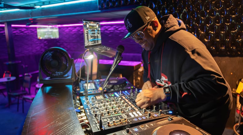 DJ Will performs at Blue Flame Lounge, Wednesday, October 18, 2023, in Atlanta. (Hyosub Shin / Hyosub.Shin@ajc.com)