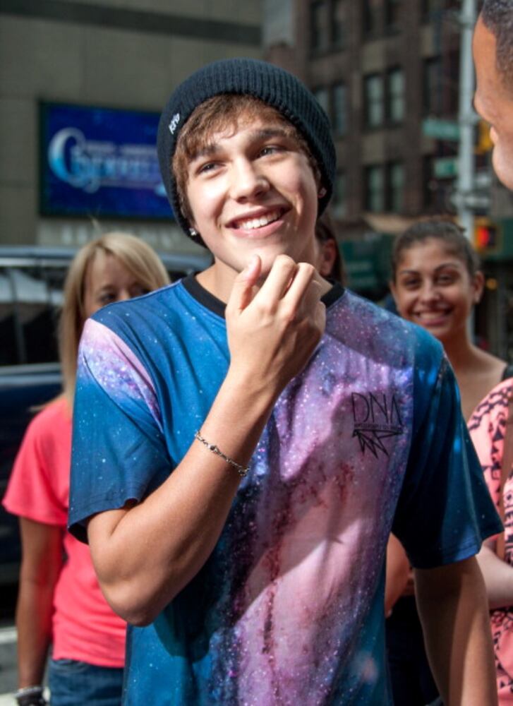 Austin Mahone Visits "Extra"
