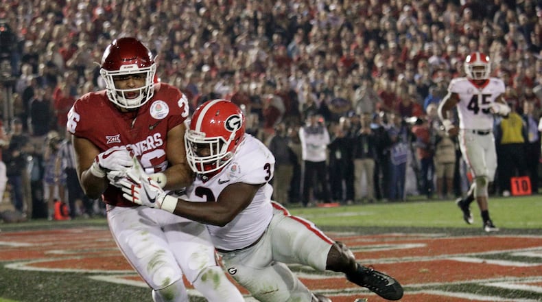 Oklahoma fullback Dimitri Flowers catches a pass for a touchdown ahead of Georgia linebacker Roquan Smith, right, during the second half of the Rose Bowl NCAA college football game Monday, Jan. 1, 2018, in Pasadena, Calif. (AP Photo/Jae C. Hong)