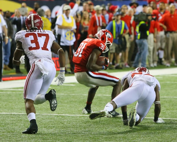 Georgia's Chris Conley (center) catches the ball as time expires during the 2012 SEC championship game. Alabama slipped past the Bulldogs 32-28. (AJC 2012)