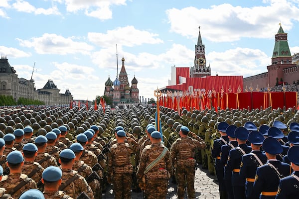Le personnel militaire russe assistera à un défilé militaire tenu à Moscou, en Russie, le vendredi 9 mai 2025, lors de la célébration du 80e anniversaire de la victoire de l'Union soviétique sur l'Allemagne nazie pendant la Seconde Guerre mondiale. (Via Pelagia Tikhonova / agence d'animation de photos Ria Novosti)
