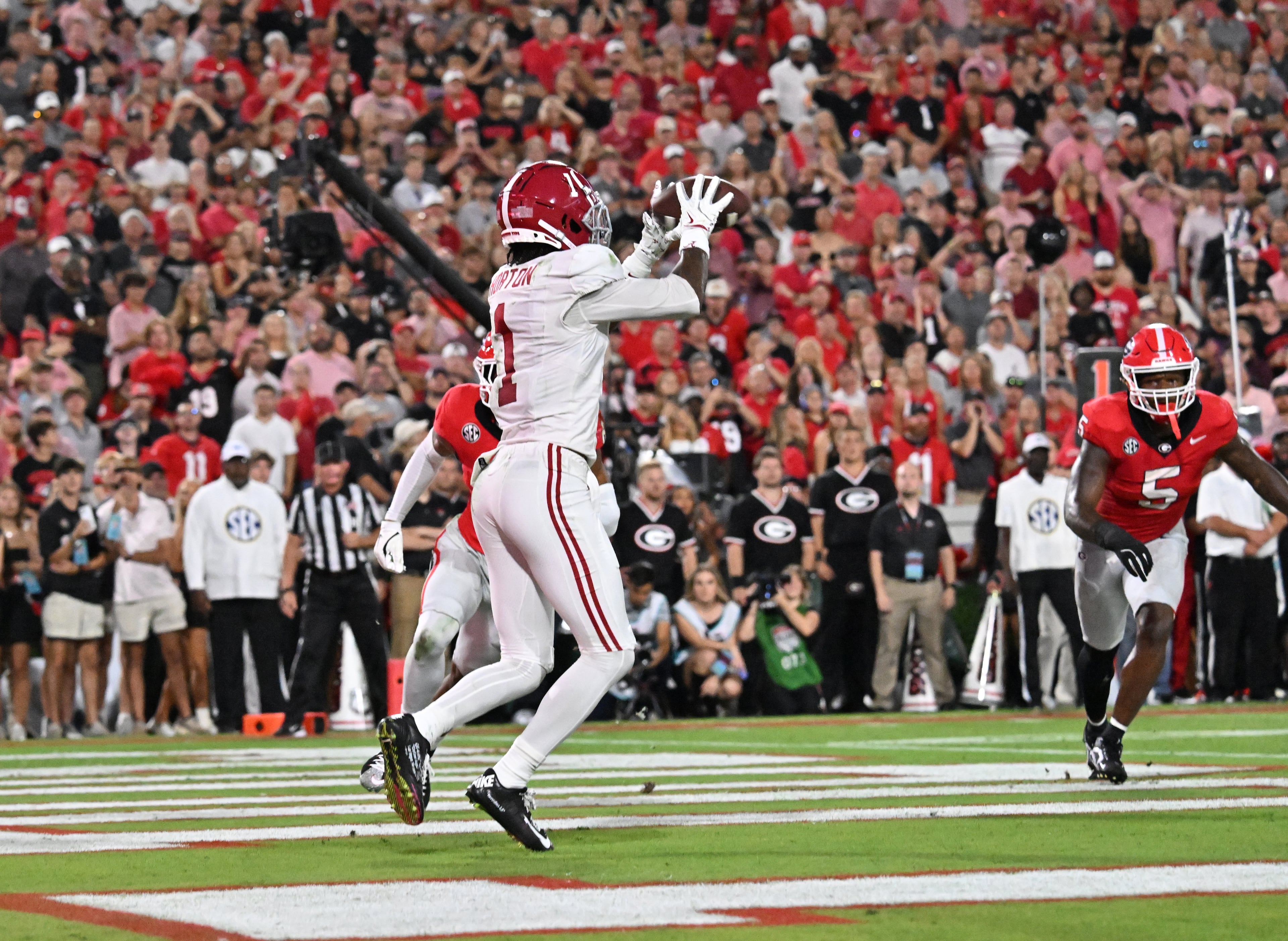 Alabama wide receiver Isaiah Horton (1) makes a touchdown catch during the first half in an NCAA football game at Sanford Stadium, Saturday, September 27, 2025, in Athens. (Hyosub Shin / AJC)