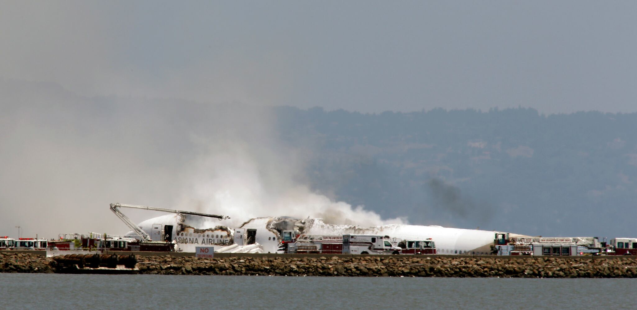 Boeing 777 crashes at San Francisco International