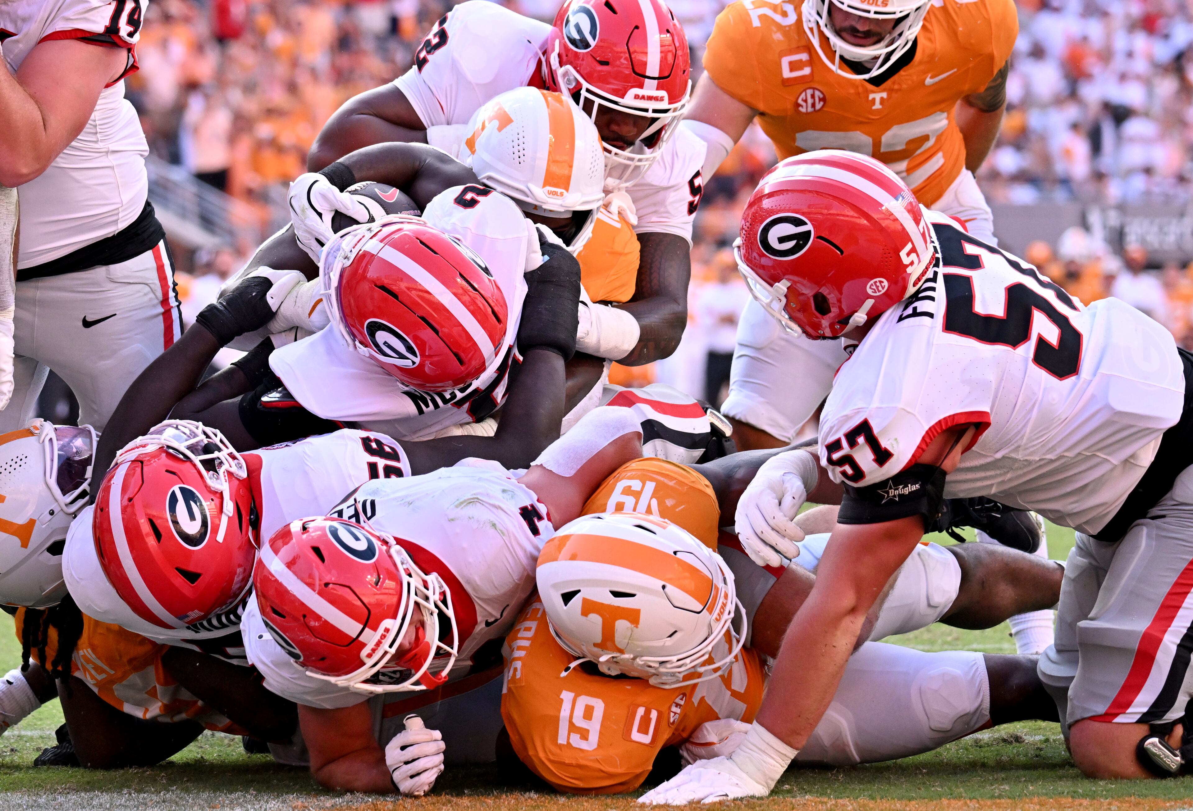 Georgia running back Josh McCray (center left) pushes forward for a touchdown during the second half at Neyland Stadium on Saturday, Sept. 13, 2025, in Knoxville, Tenn. (Hyosub Shin/AJC)