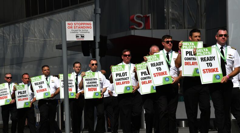 September 1, 2022 Atlanta - Delta pilots conduct informational picketing at the south terminal at Hartsfield-Jackson Atlanta International Airport ahead of the busy Labor Day travel weekend as they push for a new labor contract on Thursday, September 1, 2022. (Hyosub Shin / Hyosub.Shin@ajc.com)