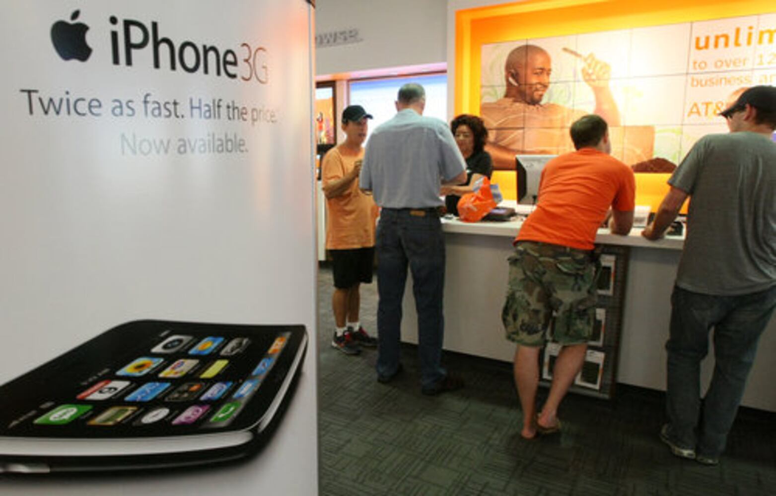 Customers line up for iPhone 3G