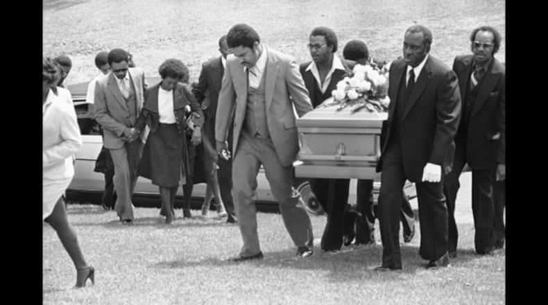 <p>Pallbearers carry the casket of Eddie Duncan Jr., latest victim to be investigated by Atlanta child death special task force to the grave site in Atlanta, Saturday, April 4, 1981. (AP Photo/Charles Kelly)</p>