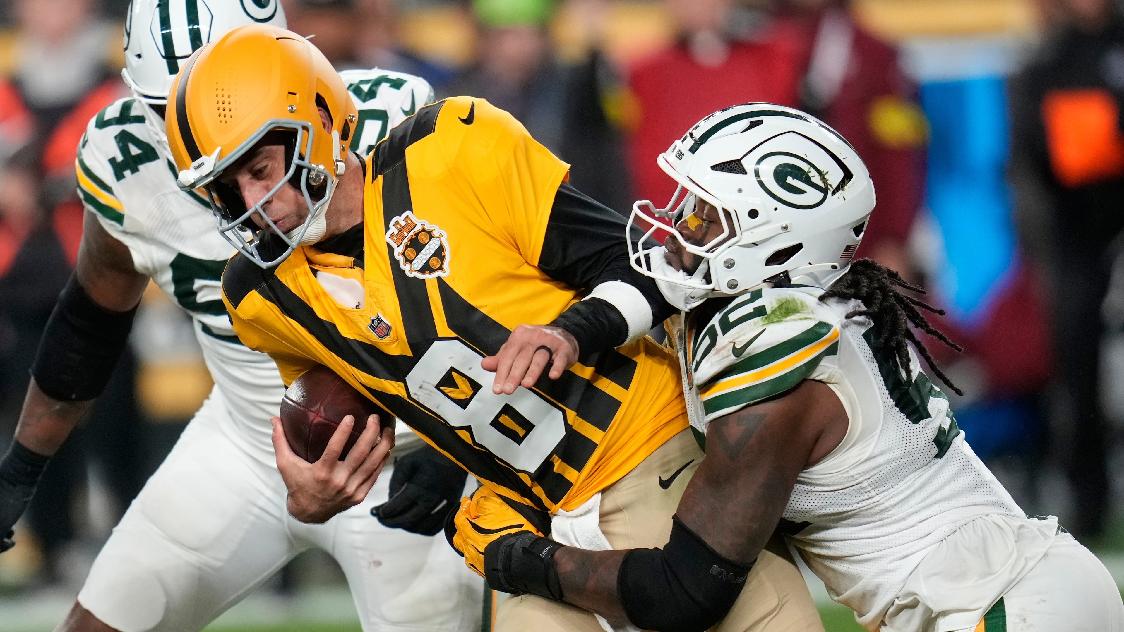 Green Bay Packers' Rashan Gary sacks Pittsburgh Steelers' Aaron Rodgers during the second half of an NFL football game Sunday, Oct. 26, 2025, in Pittsburgh. (AP Photo/Sue Ogrocki)