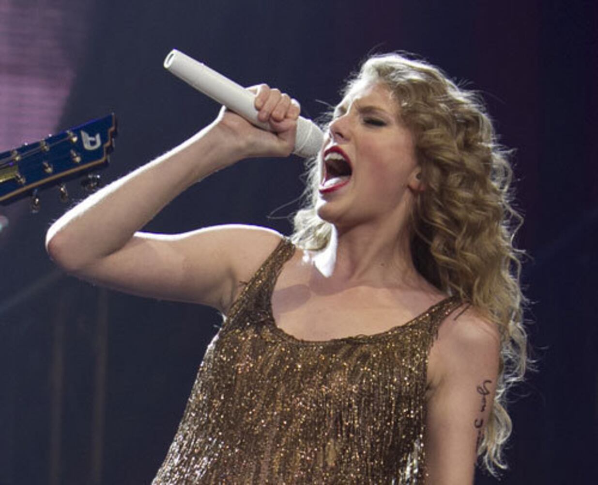 Taylor Swift kicks off North American tour