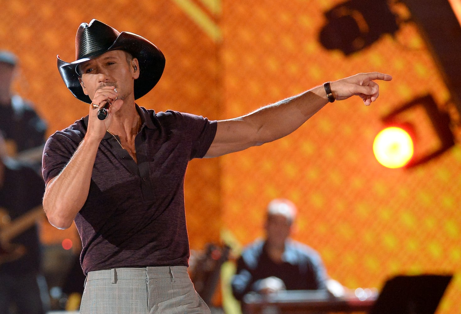 Tim McGraw gave up drinking for his daughters! Wow now the best dad award should go to him.