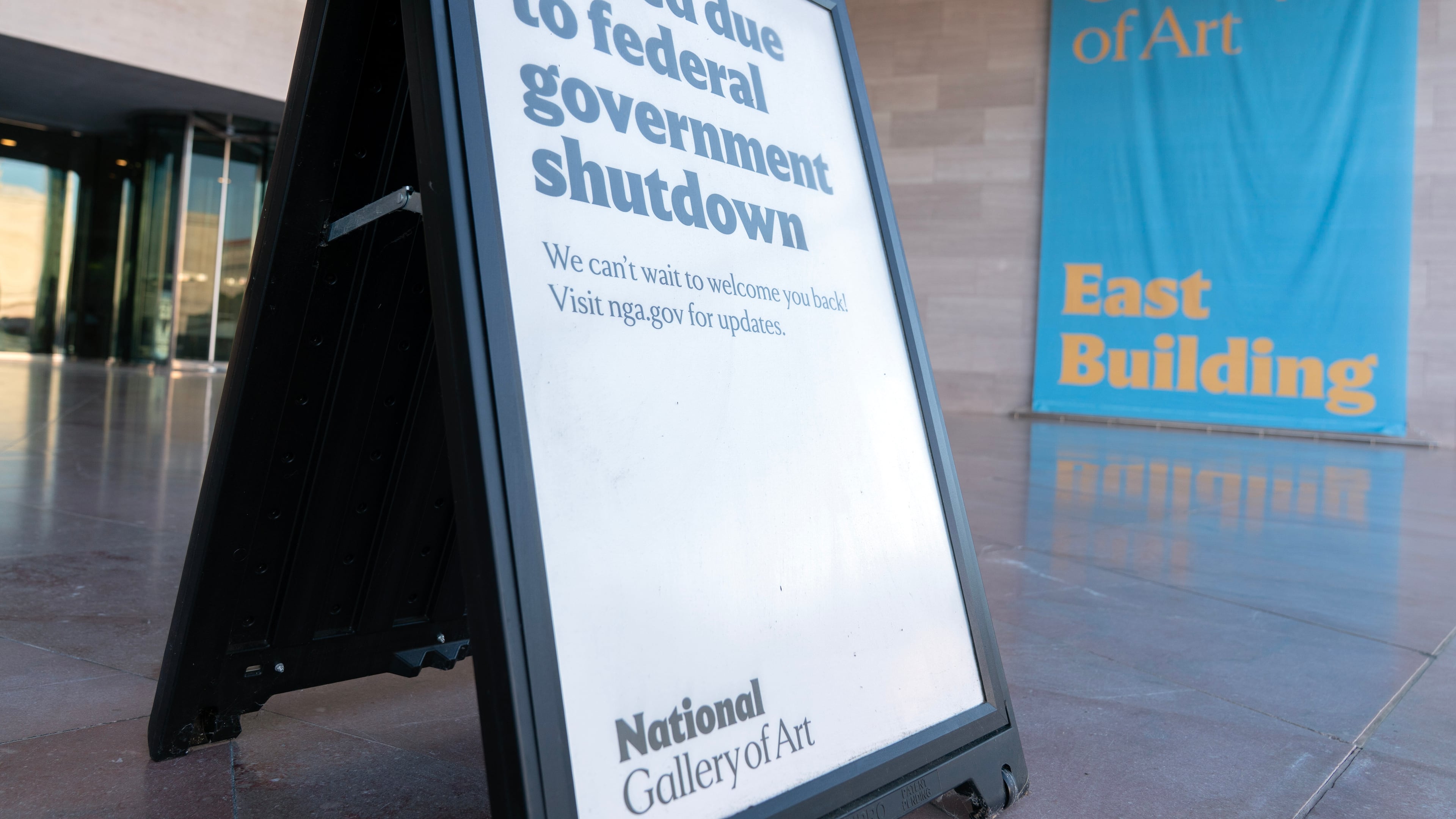A sign that reads "Closed due to federal government shutdown," is seen outside of the National Gallery of Art on the 6th day of the government shutdown, in Washington, Monday, Oct. 6, 2025. (AP Photo/Jose Luis Magana)