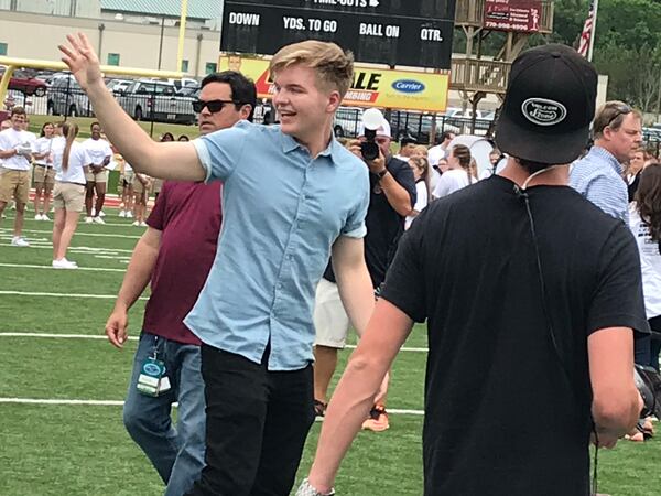  Caleb Lee Hutchinson waves goodbye at the end of his rally. CREDIT: Rodney Ho/rho@ajc.com