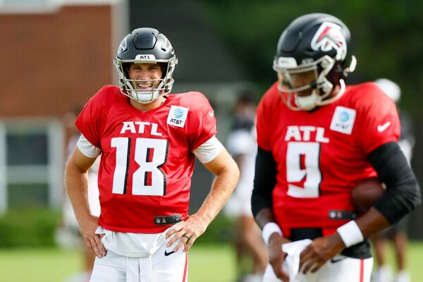 Backup Falcons quarterback Kirk Cousins (left) watches starting QB Michael Penix Jr. during Tuesday's joint practice with the Titans.