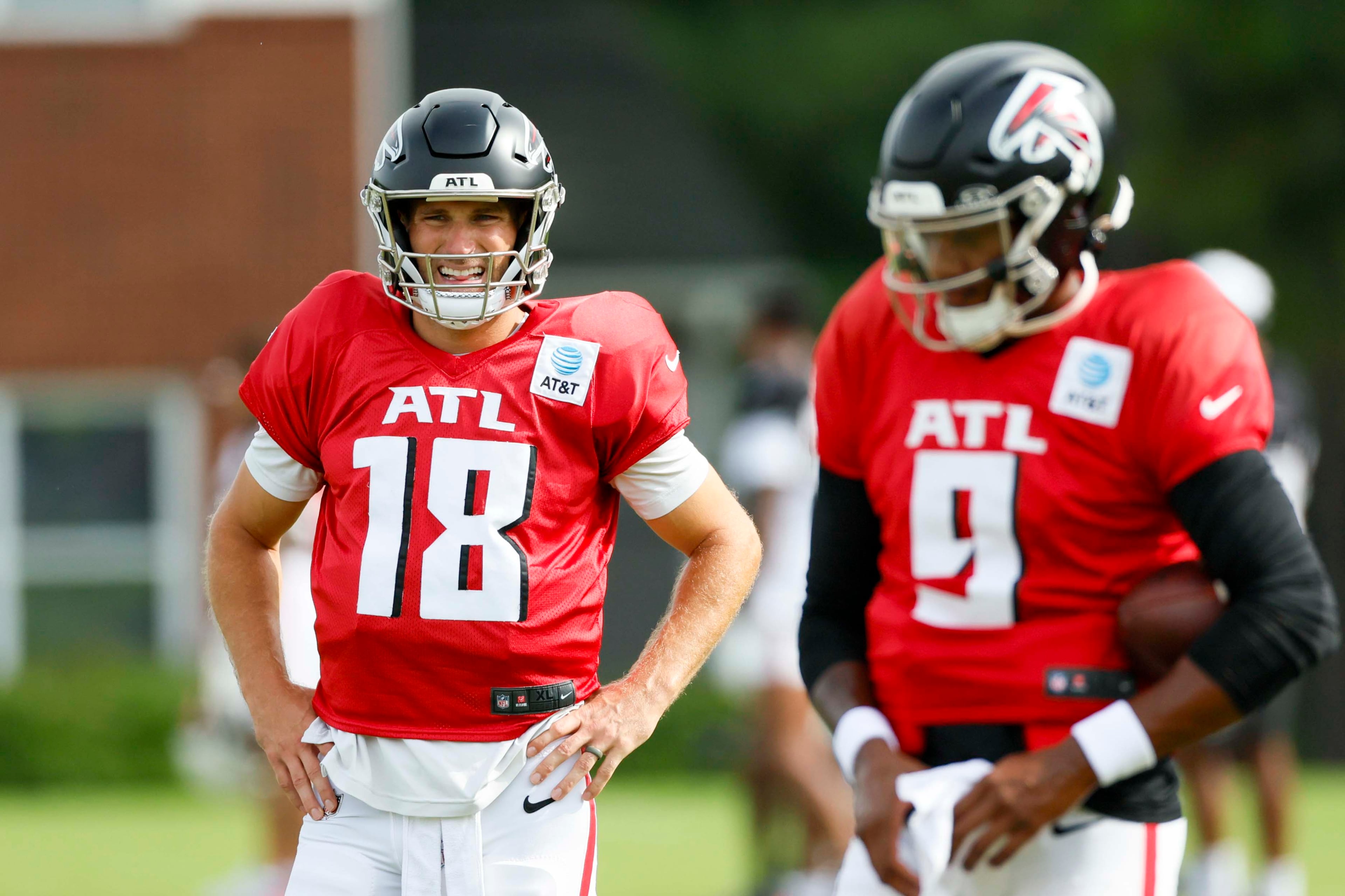 Backup Falcons quarterback Kirk Cousins (left) watches starting QB Michael Penix Jr. during Tuesday's joint practice with the Titans.