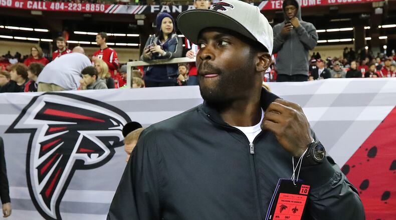 Former quarterback Michael Vick took part in the Atlanta Falcons' tribute to the Georgia Dome before the regular season finale.