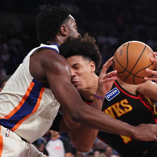 Atlanta Hawks forward Jalen Johnson, right, is defended by New York Knicks forward Og Anunoby during second half of an NBA basketball game, Friday, Jan. 2, 2026, in New York. (AP Photo/Heather Khalifa)