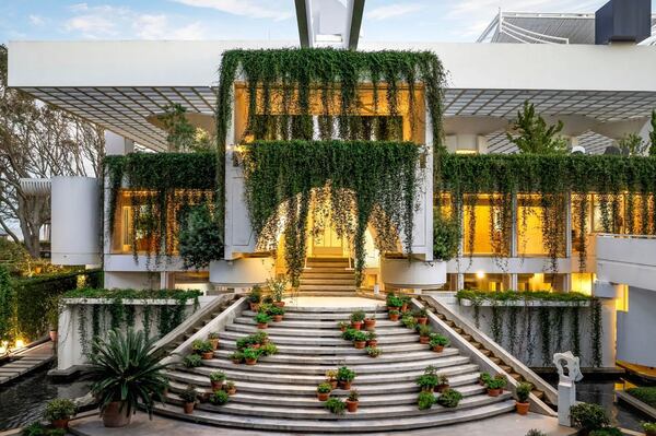 The photos of this house have me rattling the bars of my enclosure. 