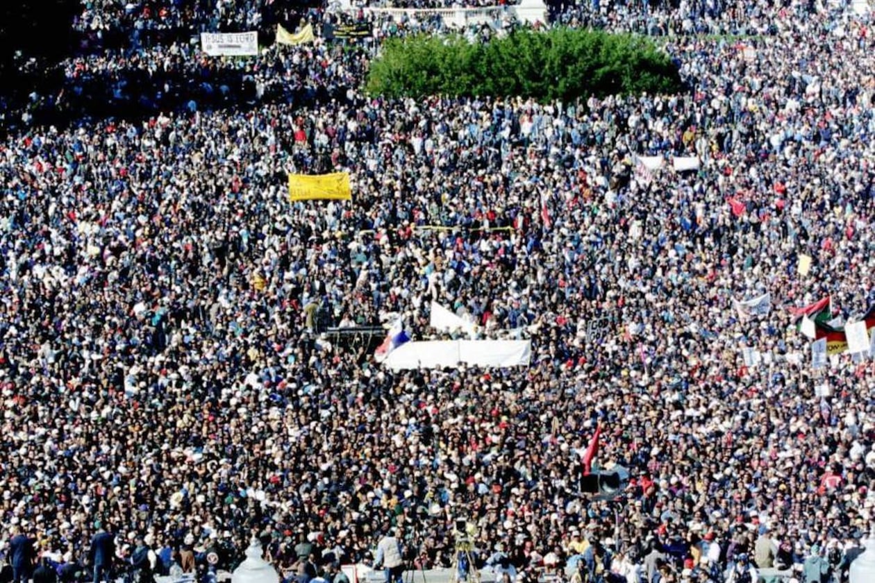 WASHINGTON- Oct. 16, 1995 The crowd of people attending the Million Man March stretched from the grounds of the U.S. Capitol building down the Mall towards the Washington Monument. Official crowd size was never confirmed, but estimates ranged from 400,000 to more than 1 million. Photo by Rick McKay/Washington Bureau)95Cox photo by Rick McKay