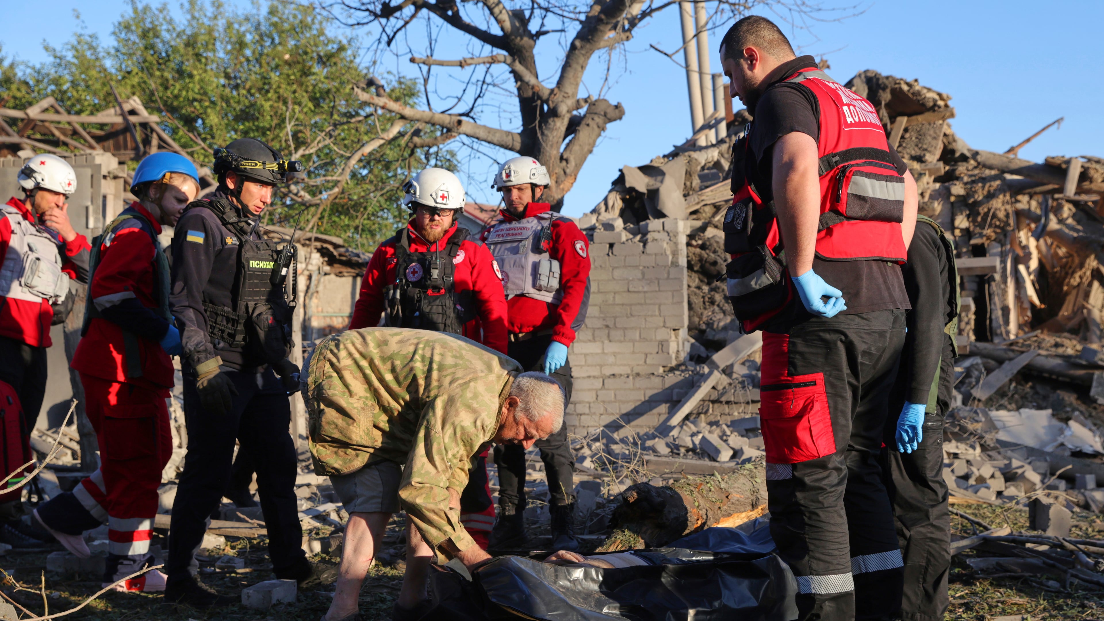 A relative, center, mourns by a dead body after a Russian strike in Zaporizhzhia, Ukraine, Monday, Sept. 22, 2025. (AP Photo/Kateryna Klochko)