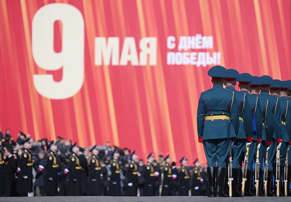 Le personnel militaire russe assistera à un défilé militaire tenu à Moscou, en Russie, le vendredi 9 mai 2025, lors de la célébration du 80e anniversaire de la victoire de l'Union soviétique sur l'Allemagne nazie pendant la Seconde Guerre mondiale. (Via Ramil Sitdikov / agence d'animation de photos Ria Novosti)