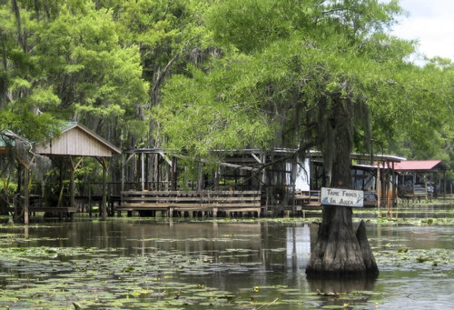 Mystical Texas lake fascinates visitors