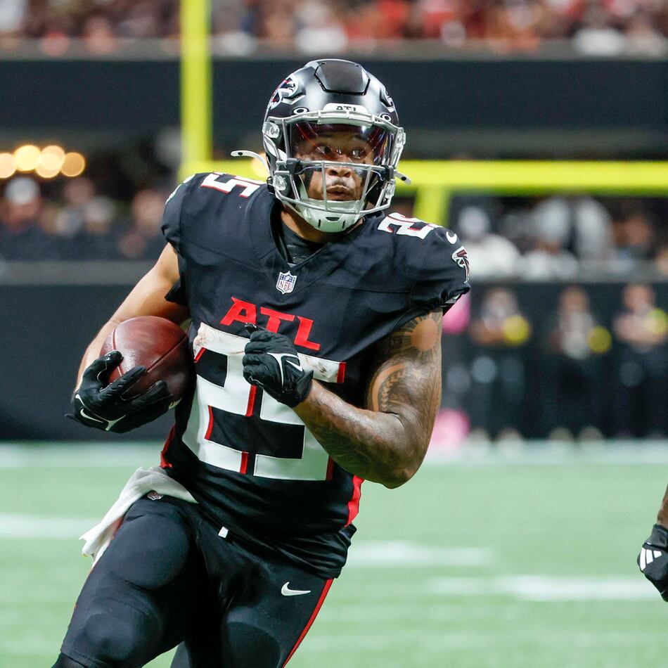 Falcons running back Tyler Allgeier enters free agency with uncertainty of whether he'll return or try to find a better opportunity with another team. (Miguel Martinez/AJC)