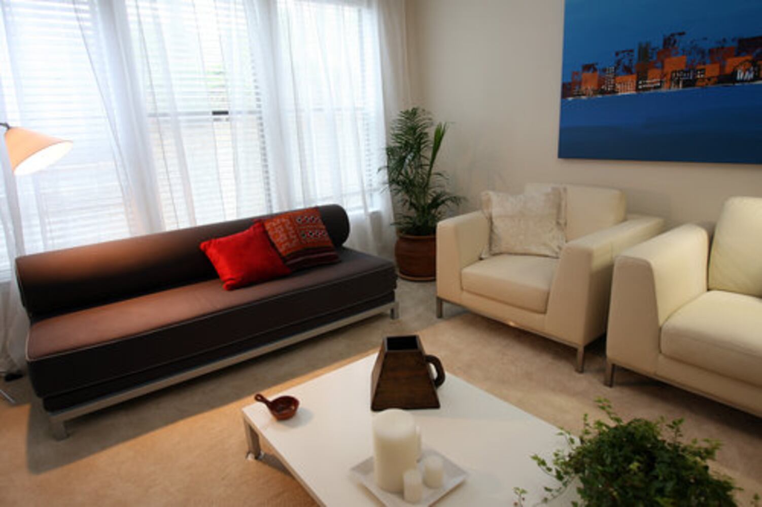 Designers face-off in $10,000 decorating challenge