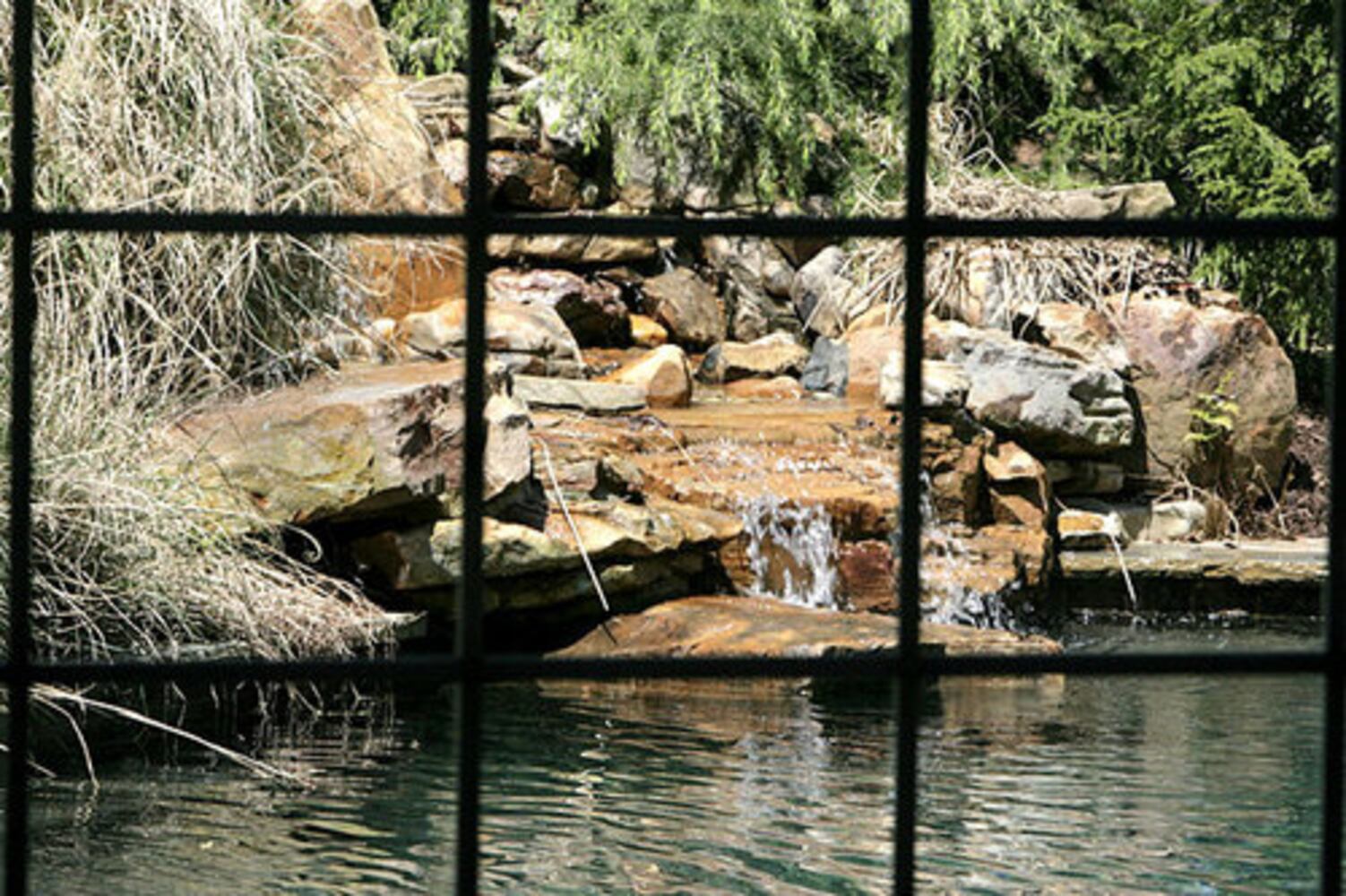 Amazing Room: Pools and pool structures