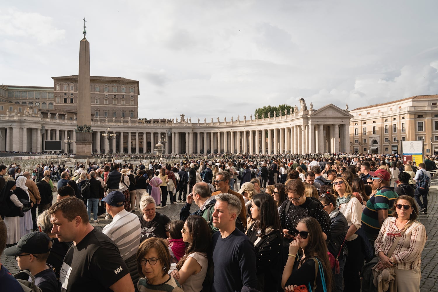 People line up in St. Peter’s Square to pay their respects to Pope Francis at St. Peter’s Basilica in Vatican City, April 23, 2025. (Gianni Cipriano/The New York Times)