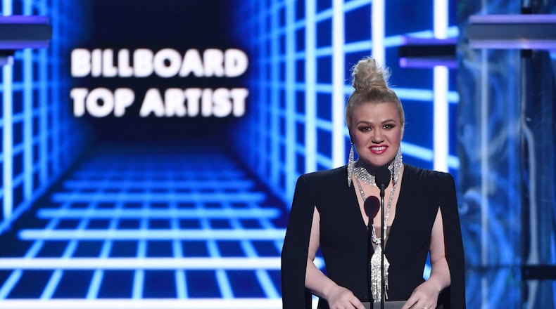 LAS VEGAS, NEVADA - MAY 01: Host Kelly Clarkson presents the Top Artist award during the 2019 Billboard Music Awards at MGM Grand Garden Arena on May 1, 2019 in Las Vegas, Nevada. (Photo by Ethan Miller/Getty Images)
