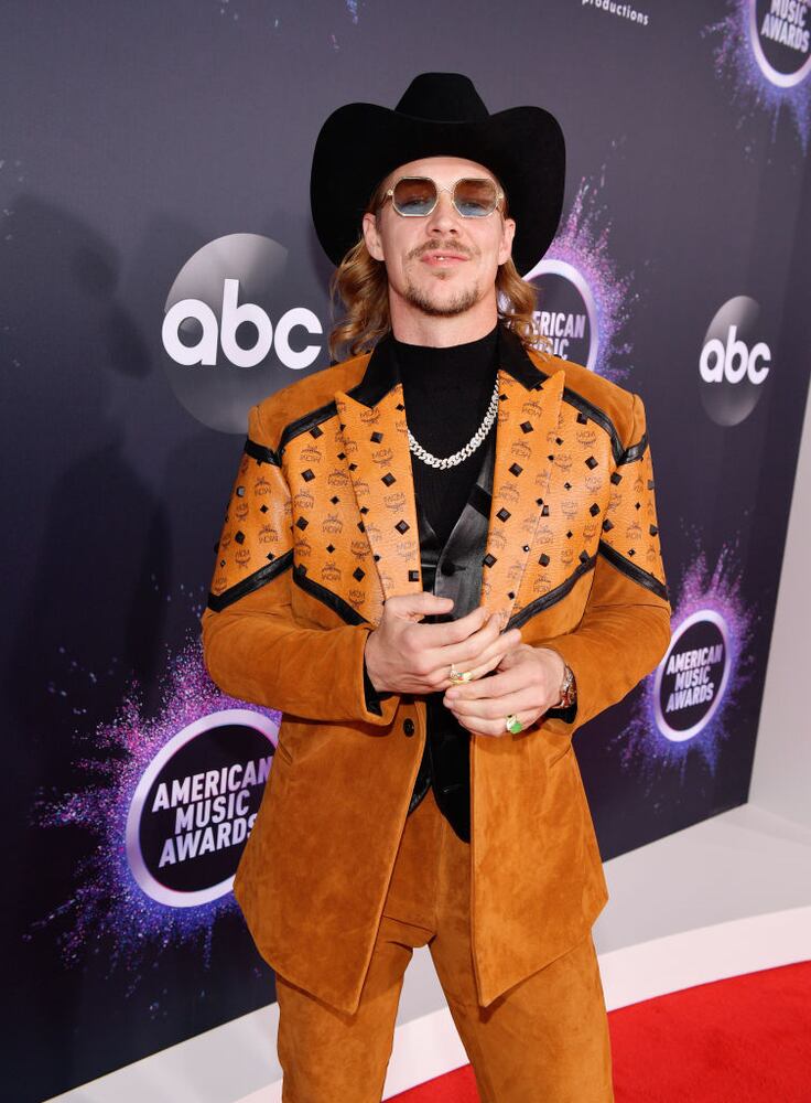 Photos: Taylor Swift stuns at 2019 American Music Awards red carpet
