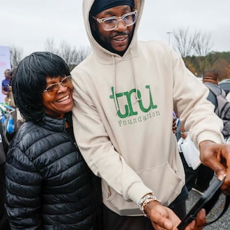 American rapper and actor 2 Chainz takes a selfie with Rachel Fortson of Decatur during the “Greens and Things" Thanksgiving giveaway event on Tuesday, Nov. 24, 2025. 2 Chainz teamed up with Walmart to help 150 families through the food giveaway in College Park. (Miguel Martinez/AJC)