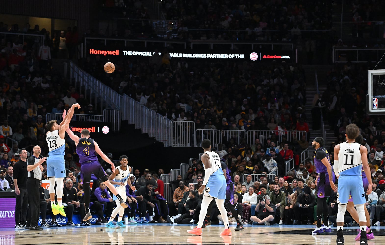 Hawks-Lakers photo