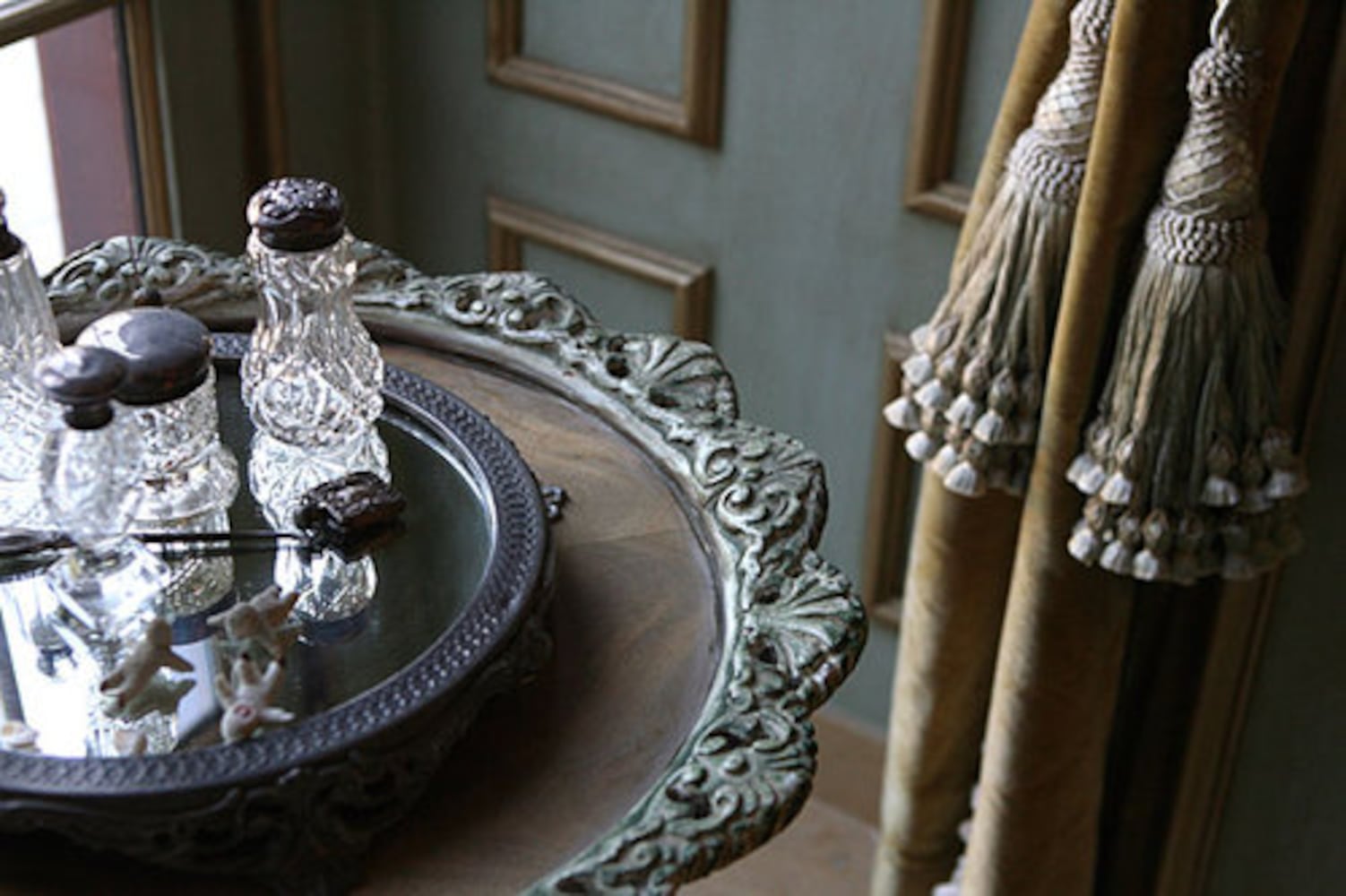 Architect ties European estate to setting near Athens