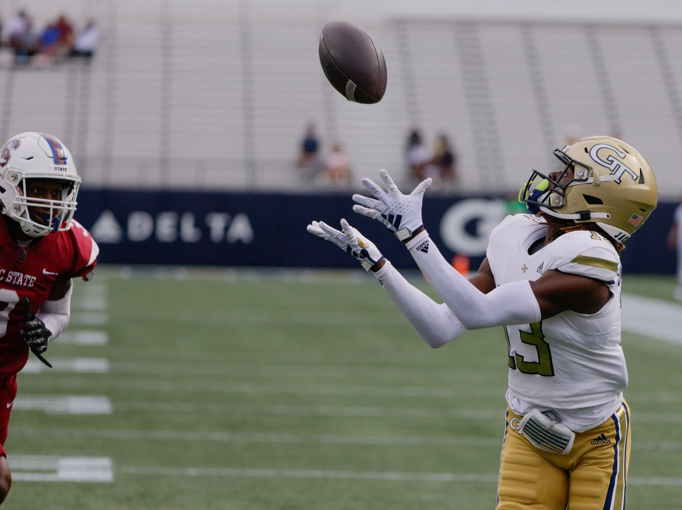 Georgia Tech Yellow Jackets wide receiver Eric Singleton Jr. makes a touchdown reception in the 2nd quarter to put Georgia Tech ahead 21-0.   (Bob Andres for the Atlanta Journal Constitution)
